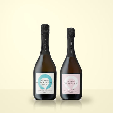 Copenhagen Sparkling Tea BLA and Lyserod bottles side by side on a cream studio background. Both labels read COPENHAGEN SPARKLING TEA COMPANY with 0%vol, organic, 75cl.