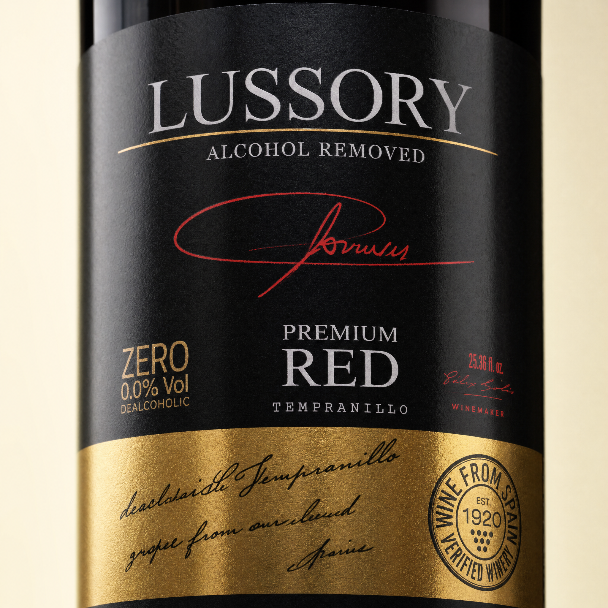 Lussory Premium Tempranillo 0.0% non-alcoholic red wine - detail macro