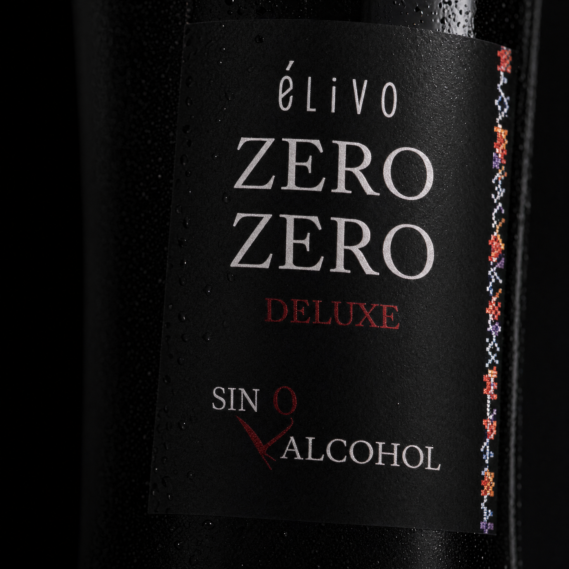 Close-up of the Elivo Zero Zero Deluxe Red 0.0% non-alcoholic wine label