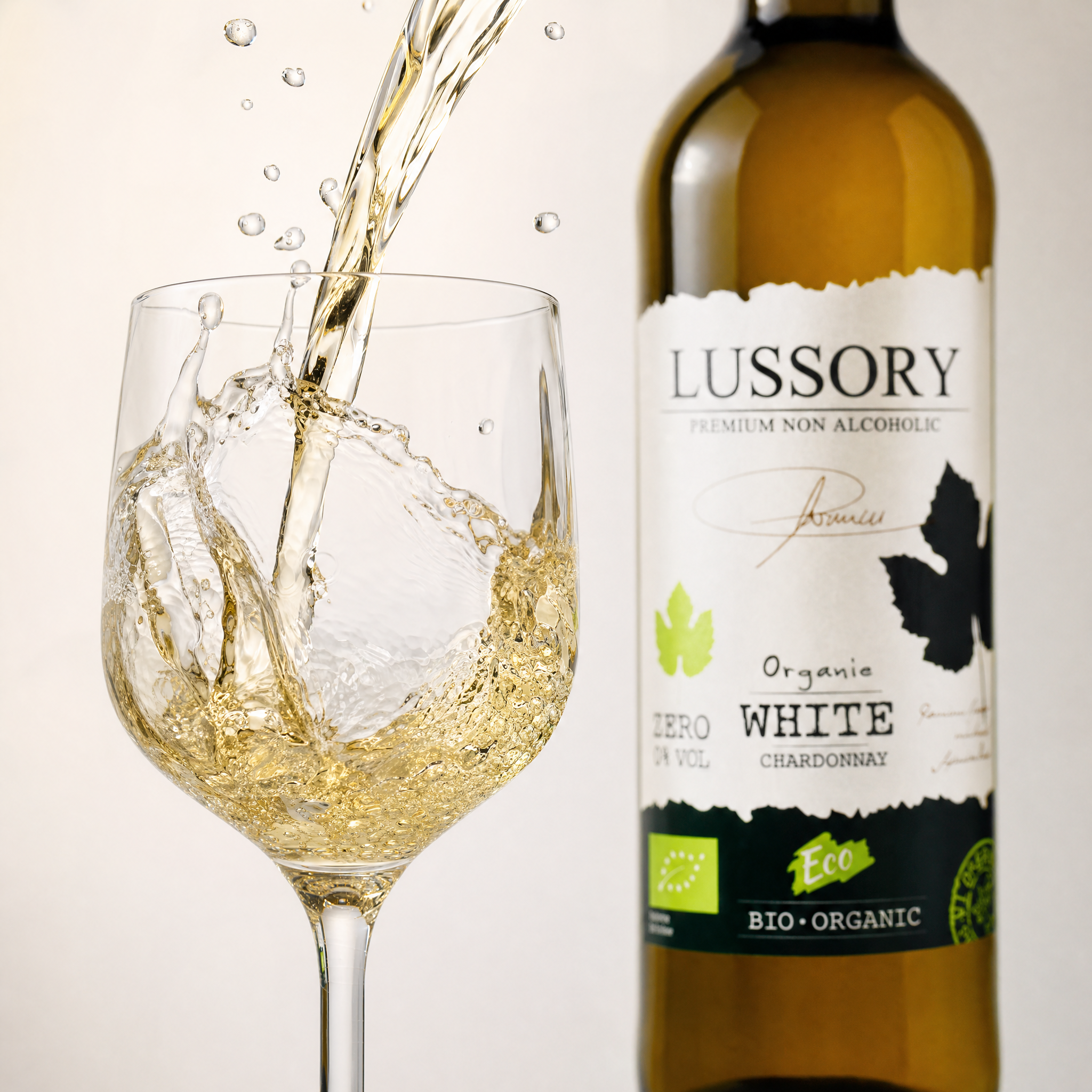Lussory Organic Chardonnay 0.0% — pour macro