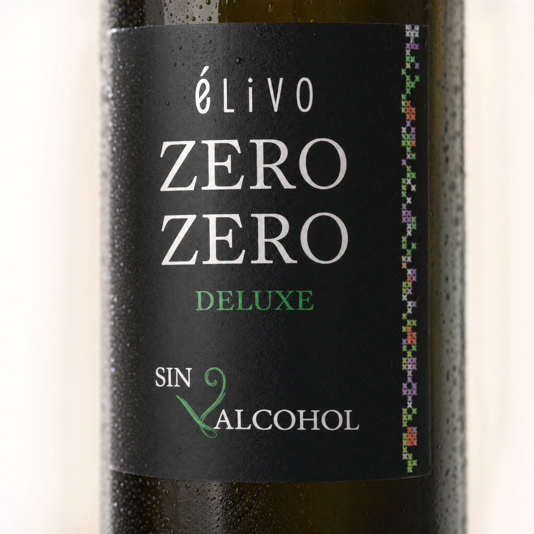 Elivo Deluxe White 0.0% — label close-up, ZERO ZERO SIN ALCOHOL