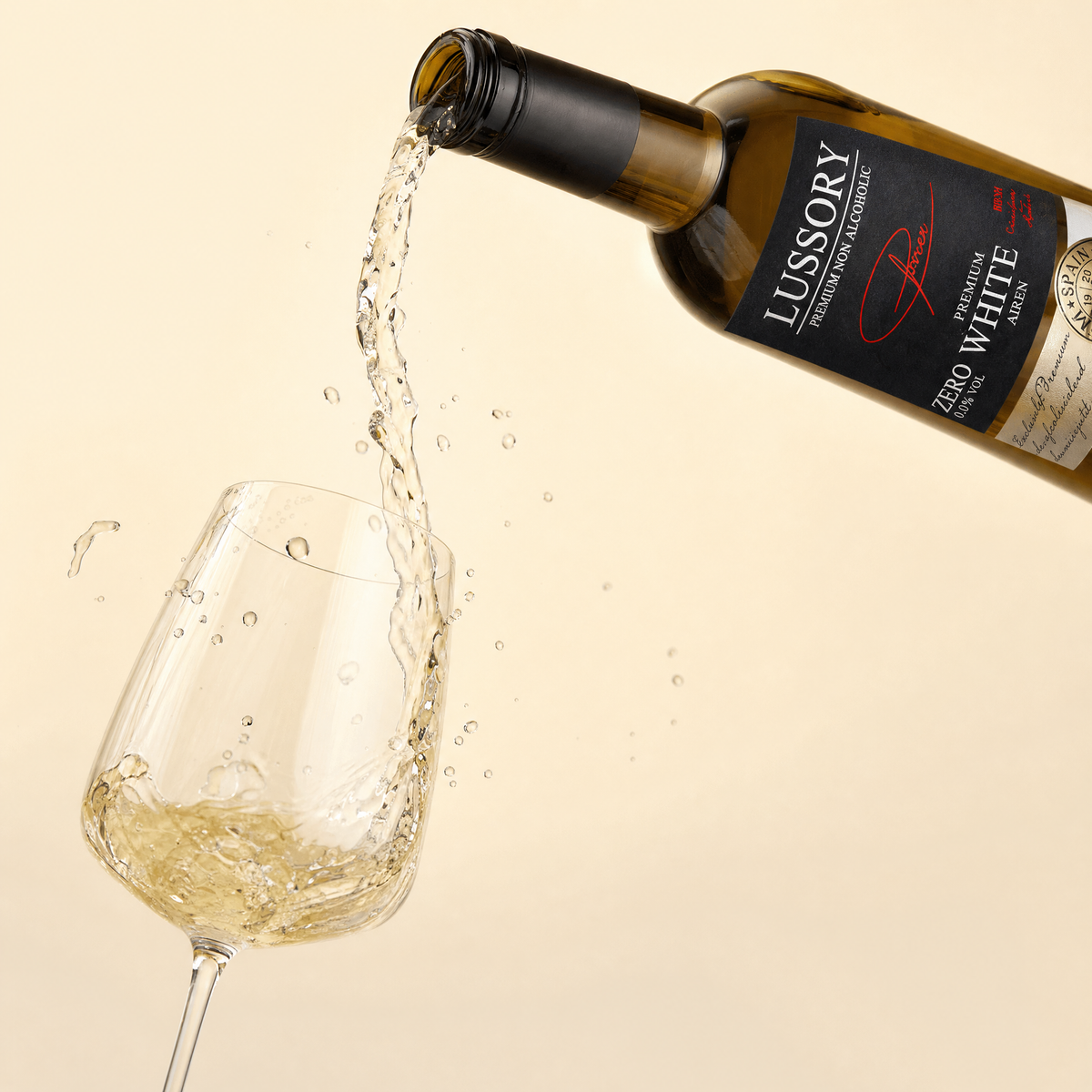 Lussory Premium Airén 0.0% pale straw wine pouring into a glass