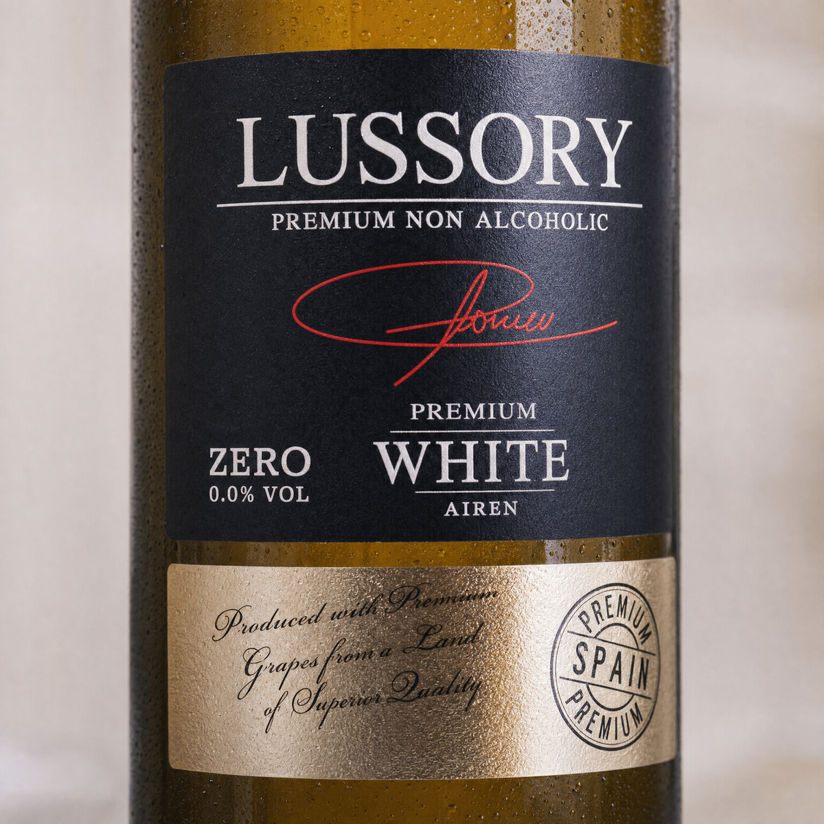 Lussory Premium Airén label close-up — black label with gold medallion, 0.0% VOL