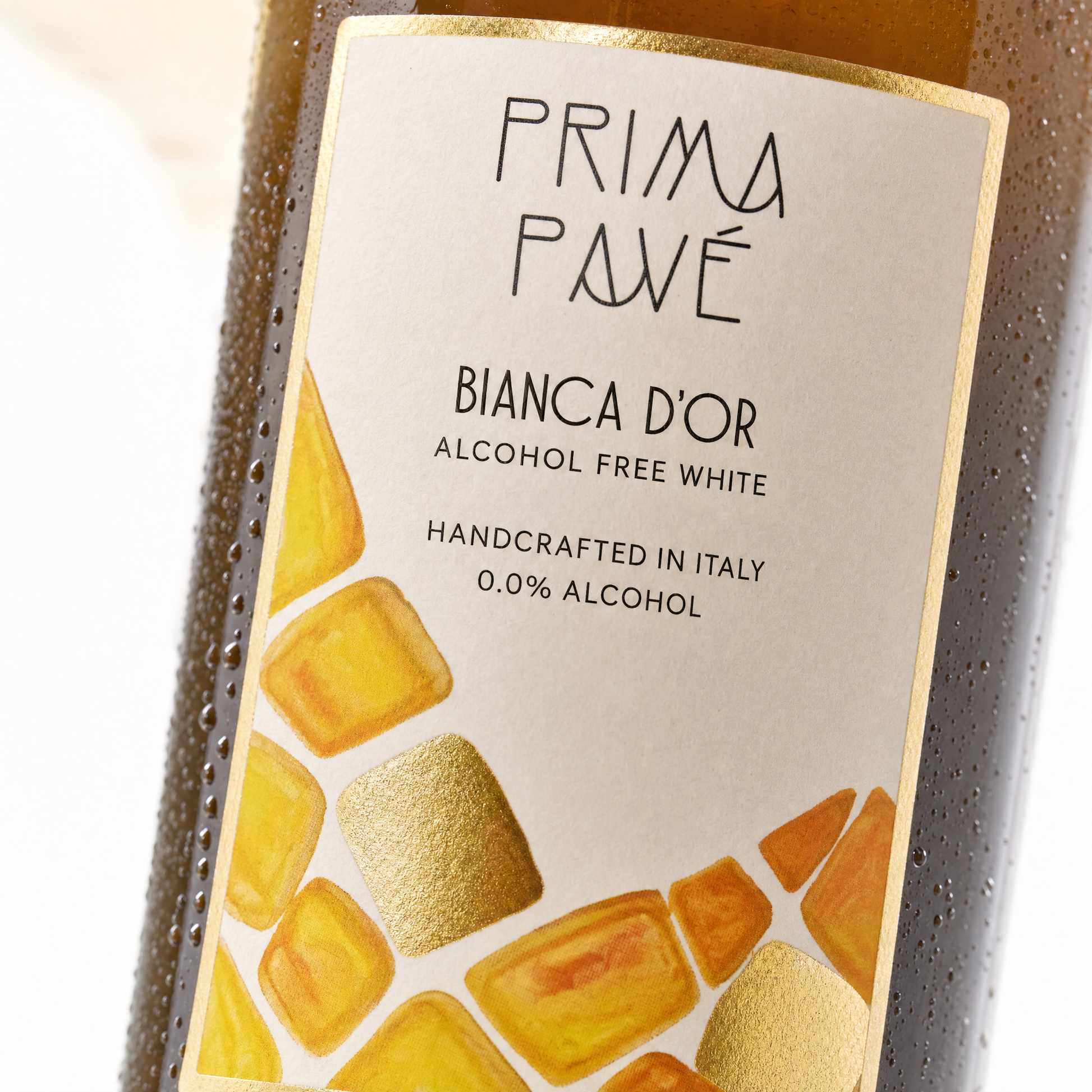 Prima Pavé Bianca D'Or label close-up — alcohol free white, handcrafted in Italy, 0.0% alcohol