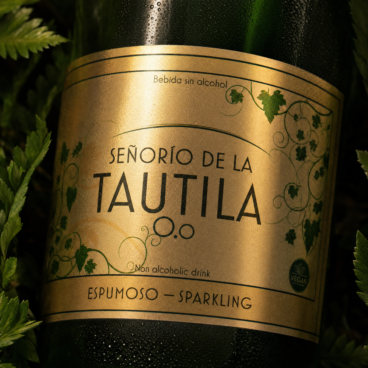 La Tautila Espumoso label close-up — gold and green, 0.0