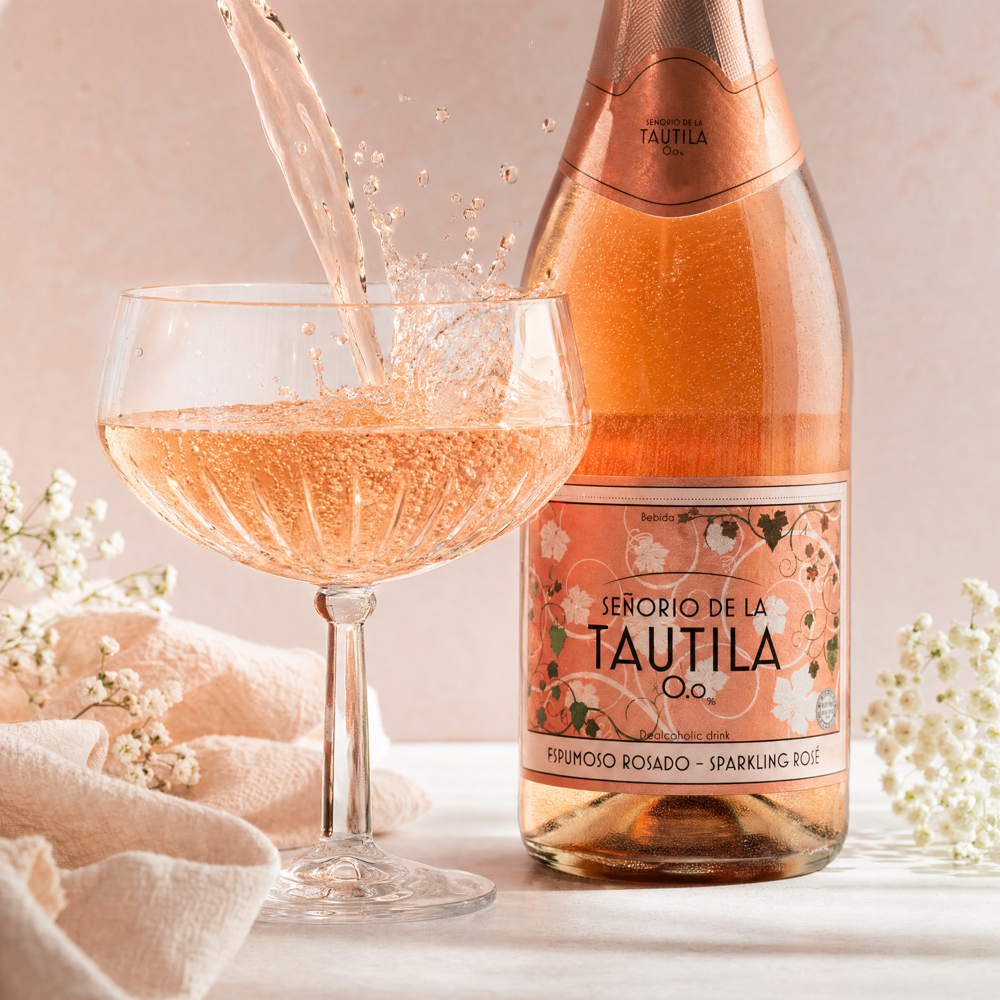 La Tautila Espumoso Rosado (0.0%) — Pour