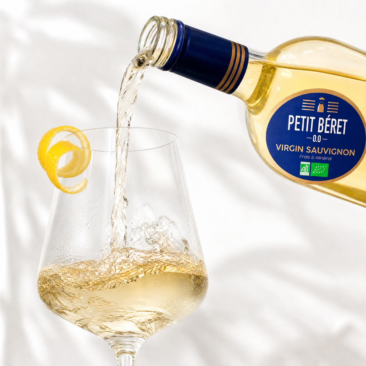 Le Petit Beret Virgin Sauvignon Blanc 0.0% non-alcoholic French white wine - pouring into a wine glass
