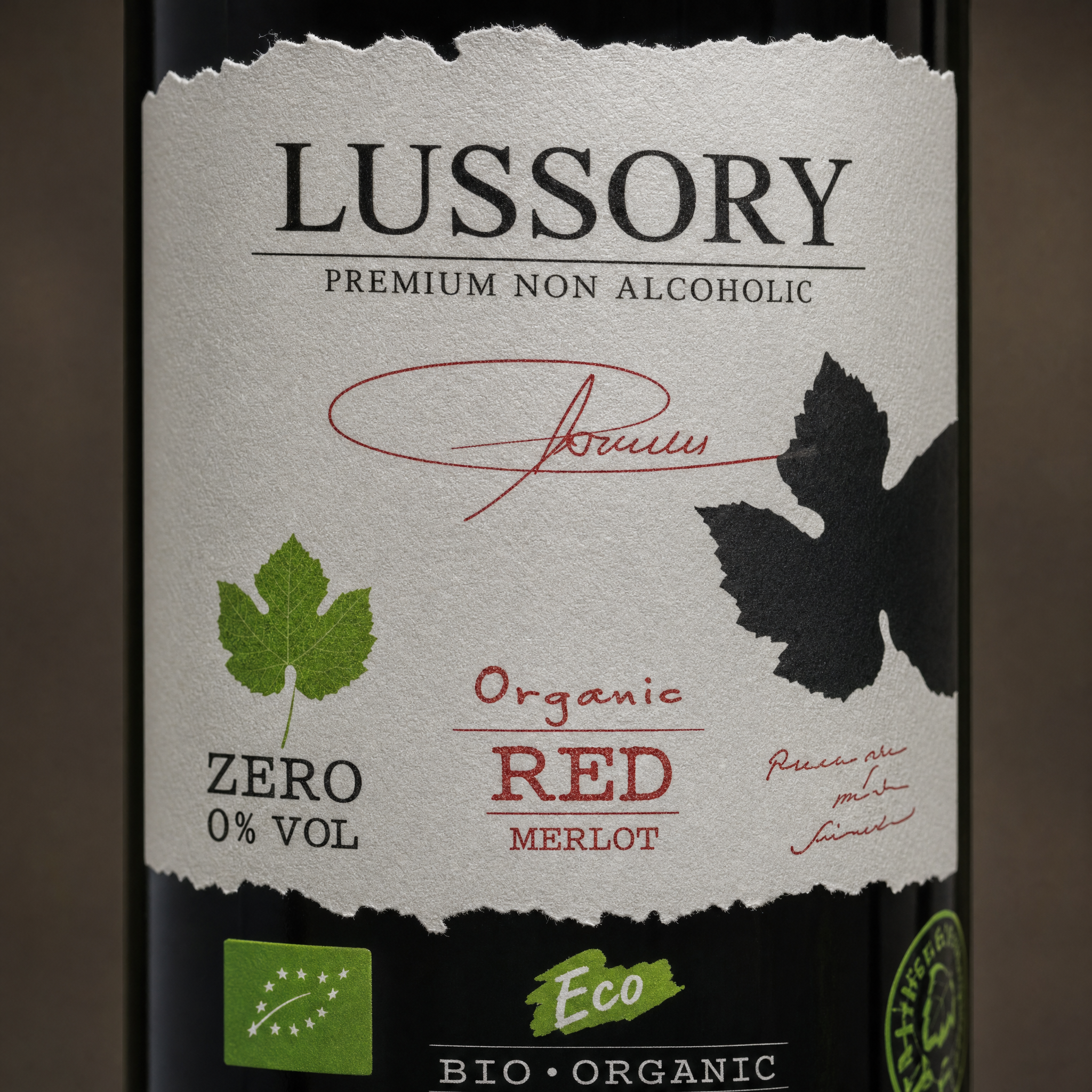 Lussory Organic Merlot 0.0% non-alcoholic Spanish red wine - label close-up