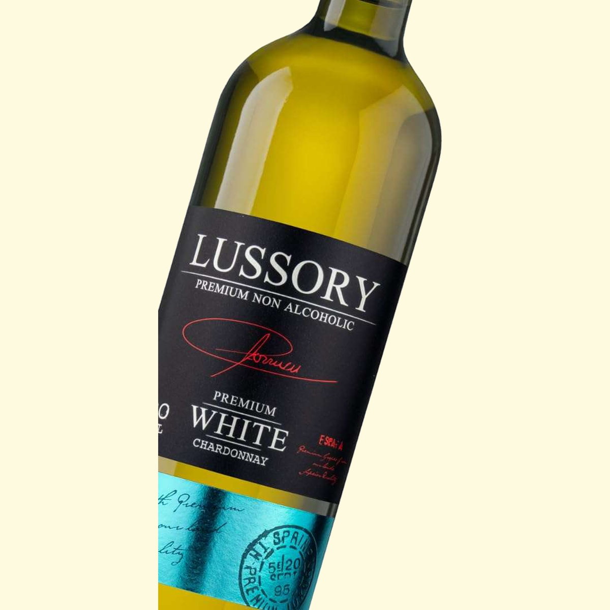Lussory Premium Chardonnay 0.0% — close-up of the front label and blue foil band