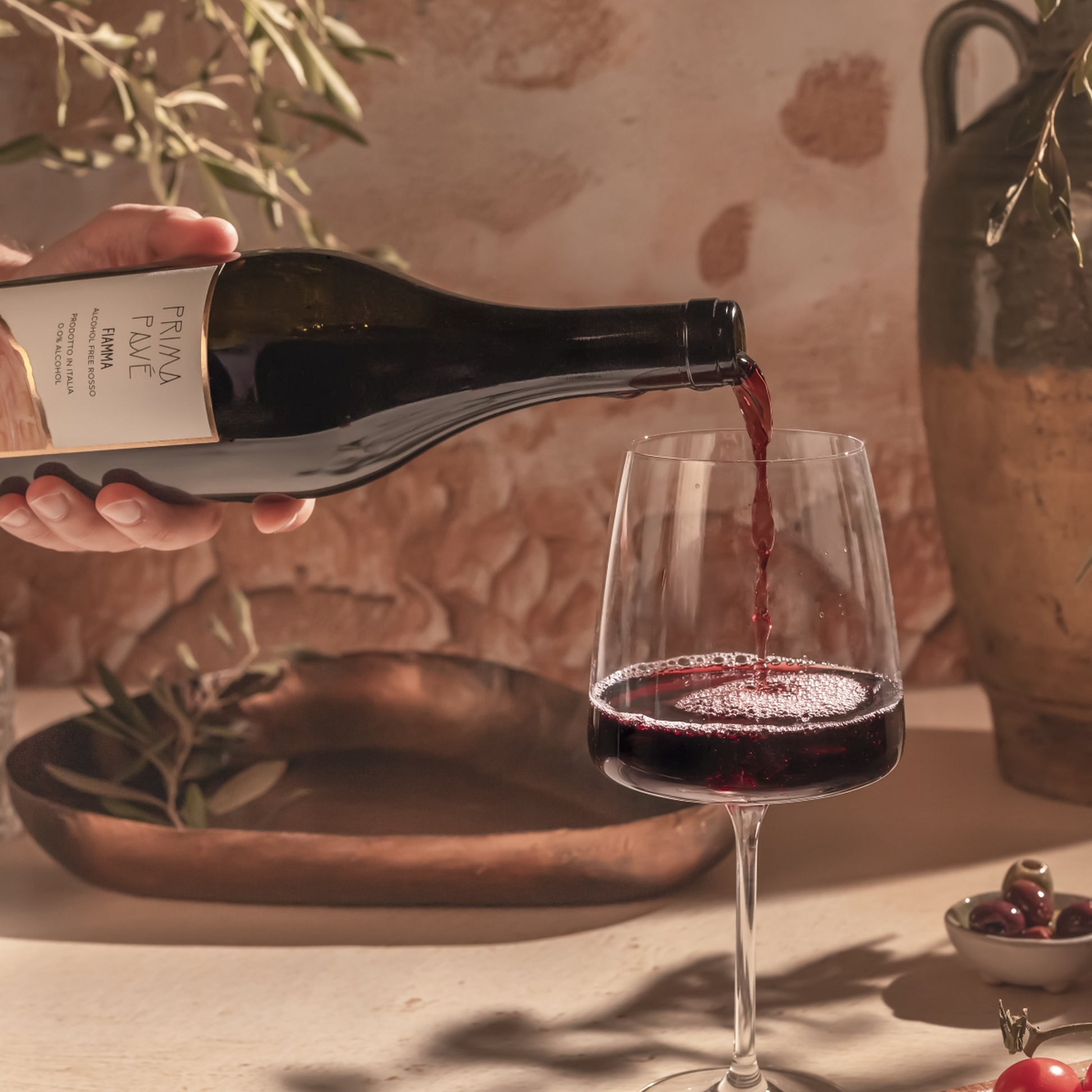 Prima Pavé Fiamma 0.0% red wine pouring into a glass