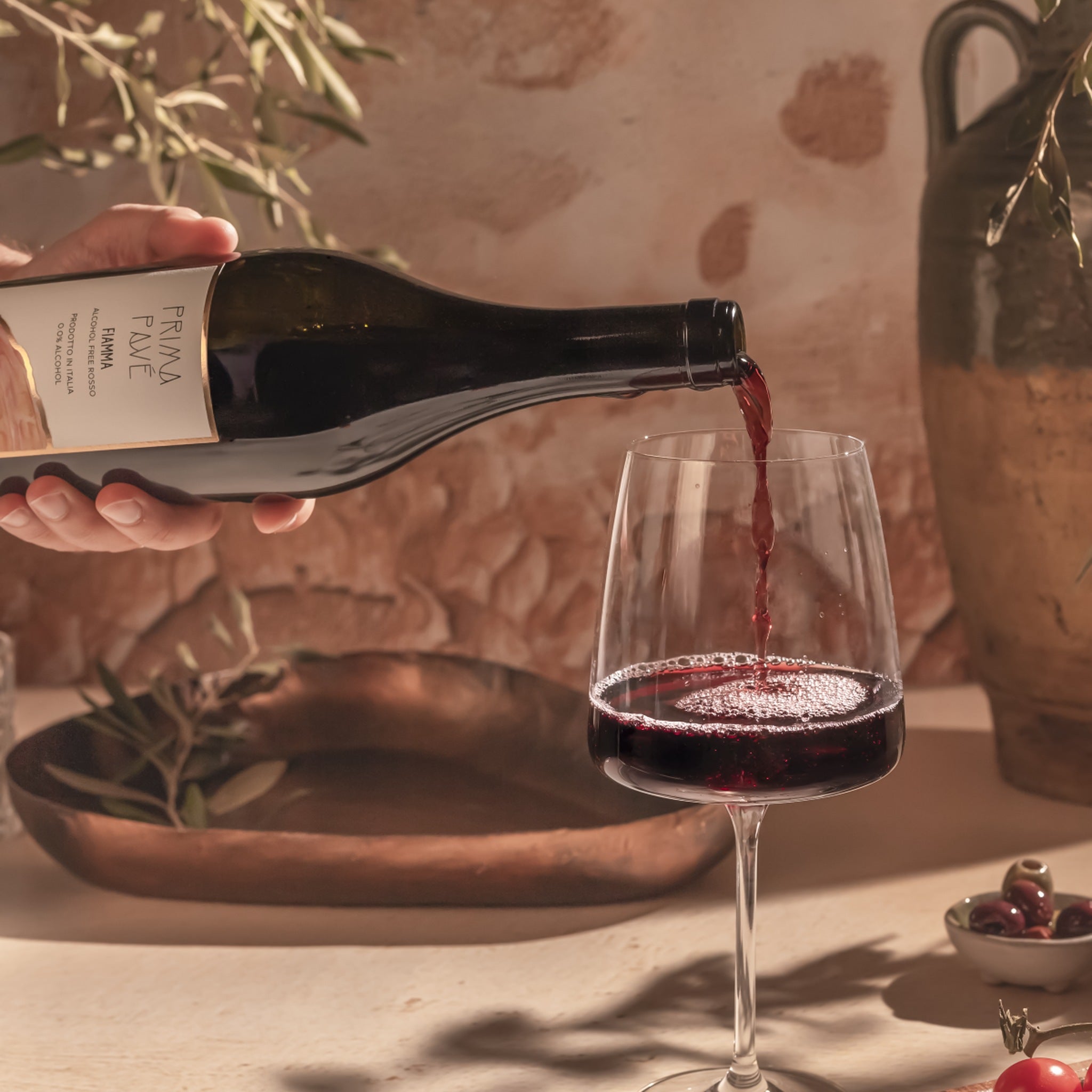 Prima Pavé Fiamma 0.0% red wine pouring into a glass
